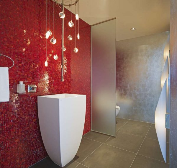 красная мозаика в ванной комнате