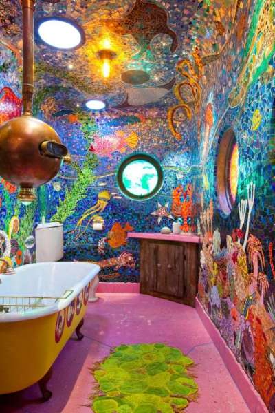 мозаичное панно на стене и потолке ванной