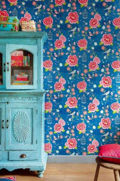 цветочный орнамент на обоях для детской комнаты девочки