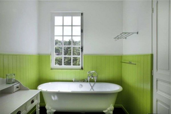 зелёные пластиковые панели в ванной