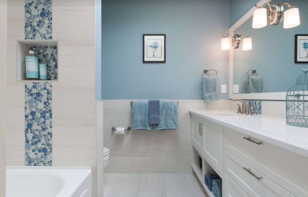 интерьер ванной комнаты с голубыми стенами