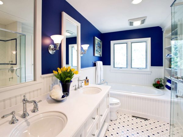 покраска в синий цвет стен в ванной