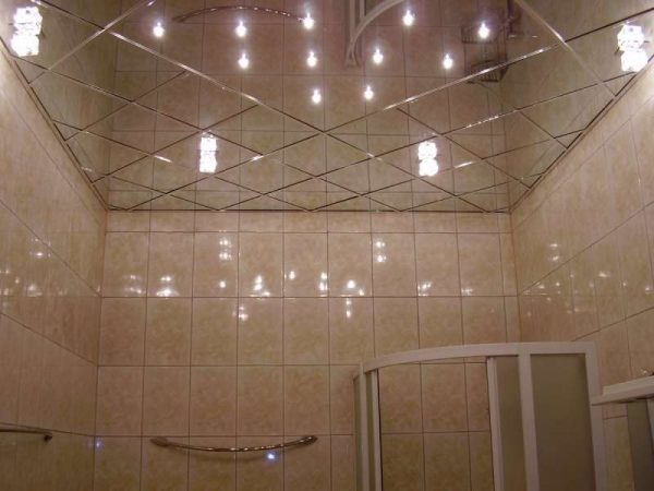 Металлическая плитка на потолке в ванной