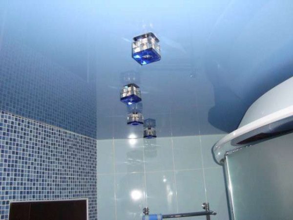 голубые потолки в ванной