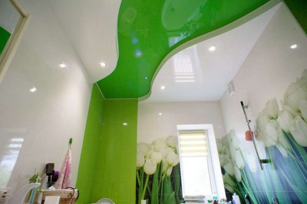 зелёный потолок в ванной