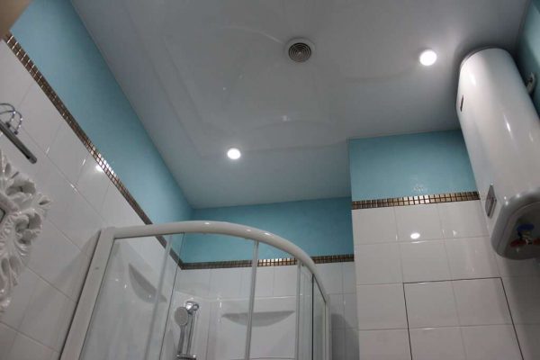 потолок натяжной в интерьере ванной комнаты