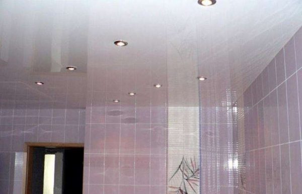 встроенное освещение в потолке ванной комнаты
