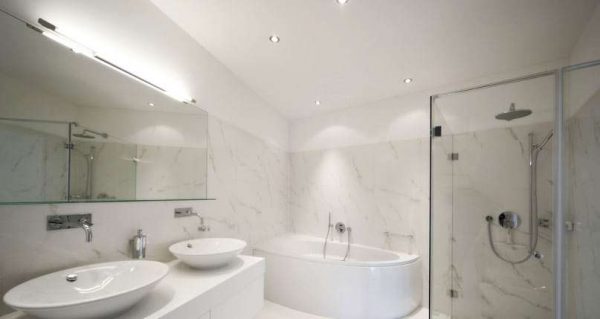 белый потолок в интерьере ванной комнаты