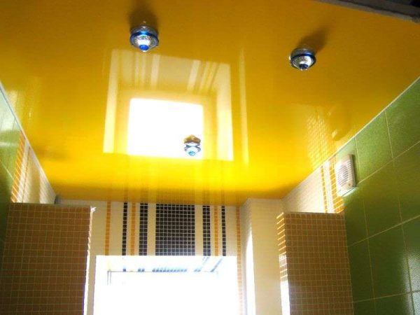 натяжной потолок в ванной комнате