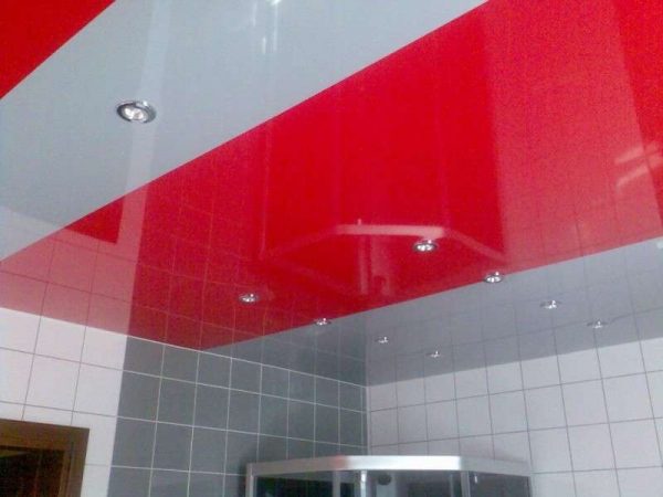 потолок с освещением в ванной