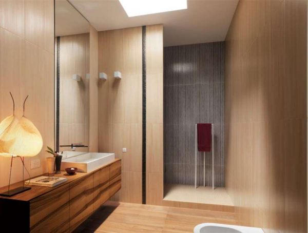 дизайн ванной комнаты с бежевым и серым кафелем