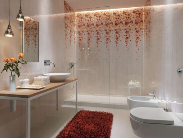 дизайн ванной комнаты с красивым рисунком на плитке