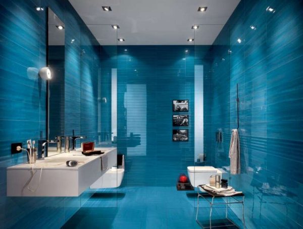 голубая плитка в ванной