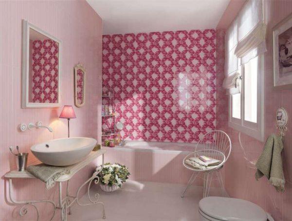 дизайн ванной комнаты с розовым кафелем