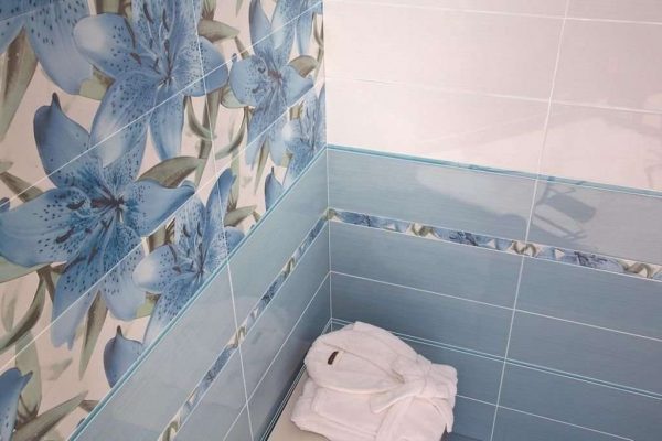 раскладка голубой плитки в ванной