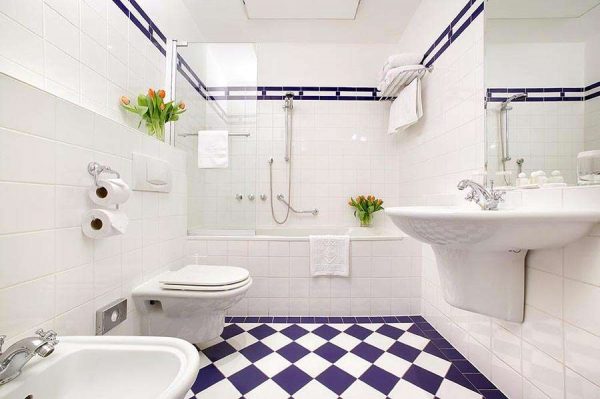 диагональная раскладка плитки в ванной комнате