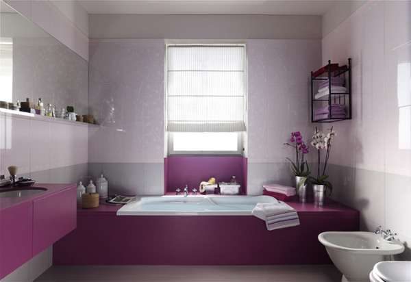 серые стены и розовая мебель в интерьере ванной комнаты