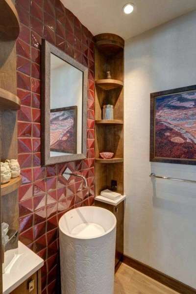 интерьер ванной комнаты с рельефной плиткой