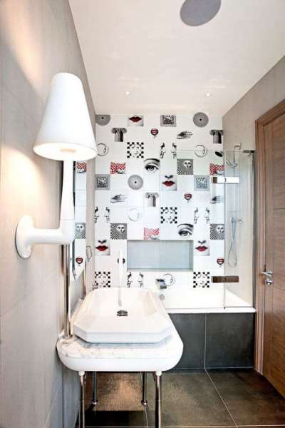 дизайнерская плитка с белой в ванной комнате