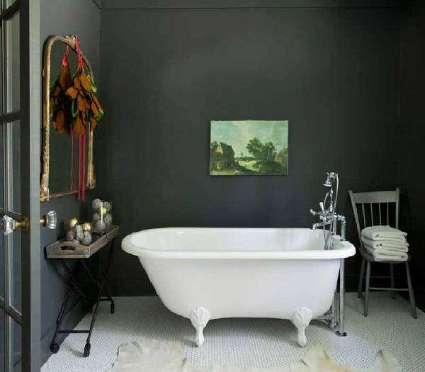 современная ванная комната с картиной