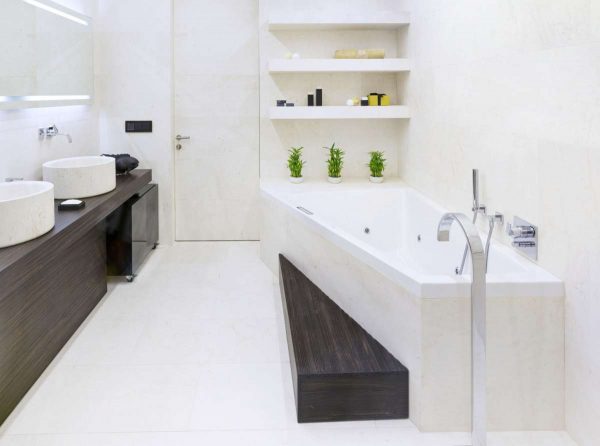 современная ванная комната с белой сантехникой