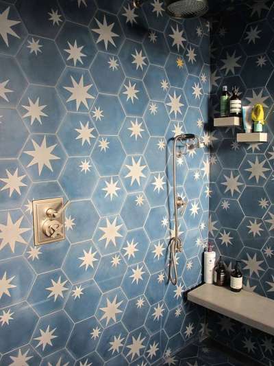 современная ванная комната с шестигранной плиткой