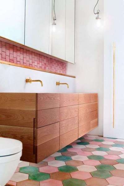 современный интерьер ванной комнаты с шестигранной плиткой на полу