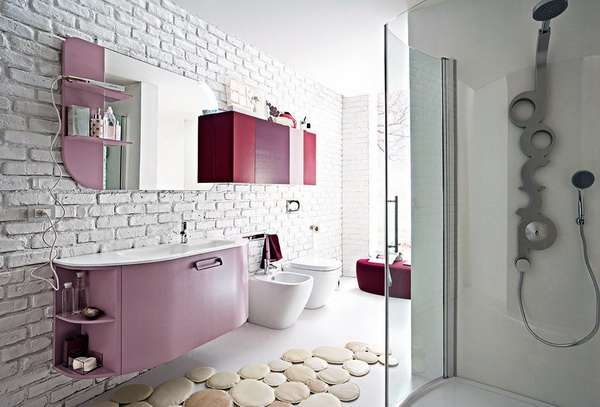 современный интерьер ванной комнаты с кирпичной кладкой