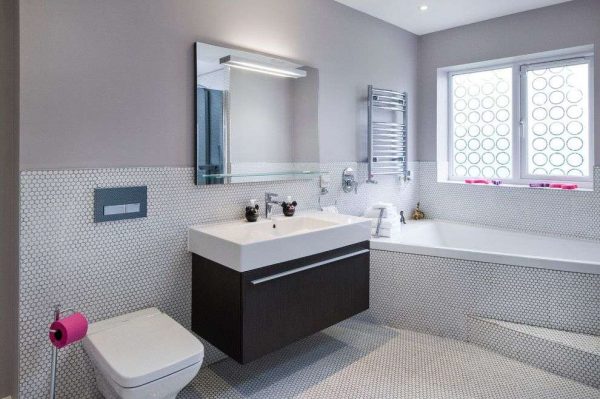 серый интерьер ванной комнаты с плиткой