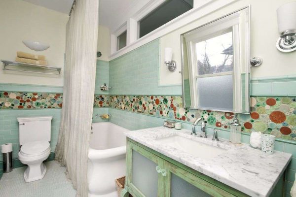 зелёная плитка с рисунком в интерьере ванной комнаты