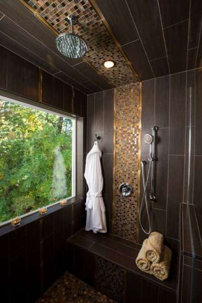 интерьер ванной комнаты с коричневой плиткой