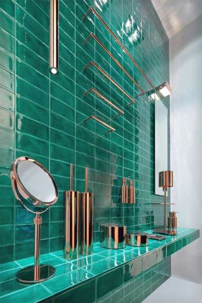 интерьер ванной комнаты с плиткой изумрудного цвета