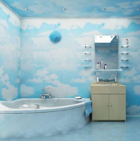 интерьер ванной комнаты с голубыми пластиковыми панелями