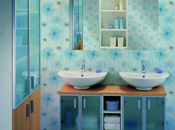 отделка ванной голубыми пластиковыми панелями