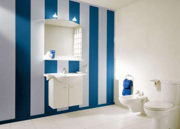 отделка ванной синими и белыми пластиковыми панелями