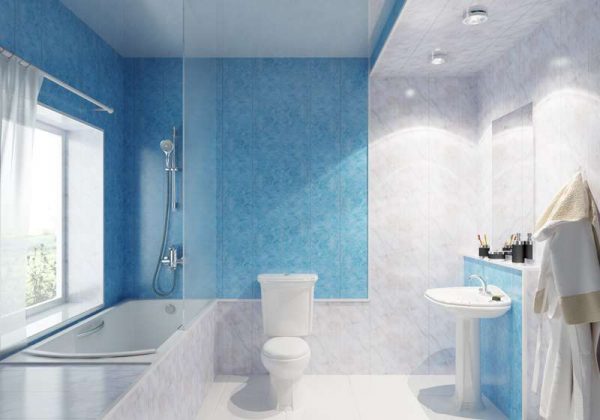интерьер ванной комнаты с пластиковыми панелями