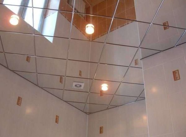 зеркальный потолок в ванной с душевой кабиной