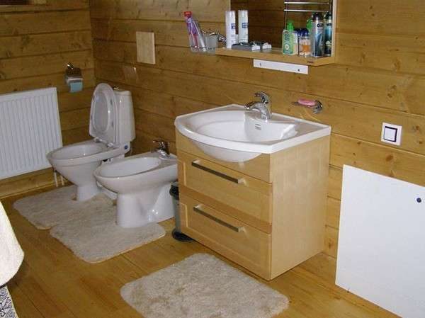 деревянный пол в ванной