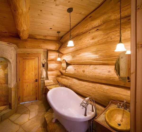 ванна в ванной комнате в деревянном доме