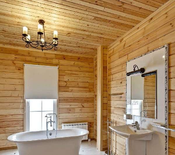 ванна у окна деревянного дома