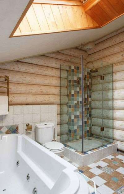 интерьер ванной комнаты в деревянном доме с душевой кабиной