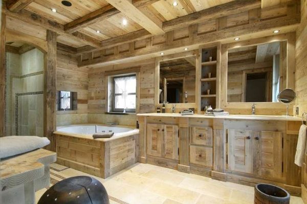 угловая ванна в ванной деревянного дома