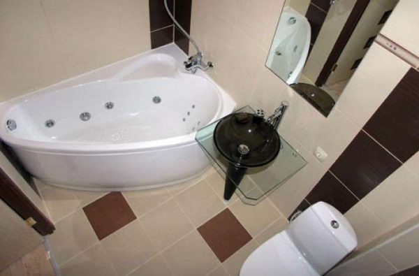дизайн угловой ванной с унитазом