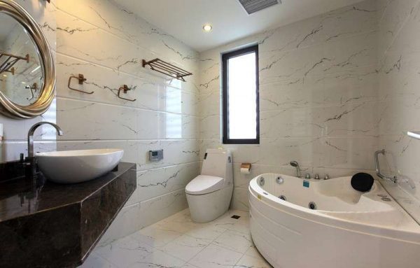 дизайн маленькой ванной комнаты с унитазом 