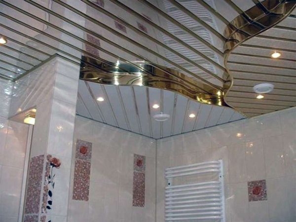 рейки на потолке в ванной комнате