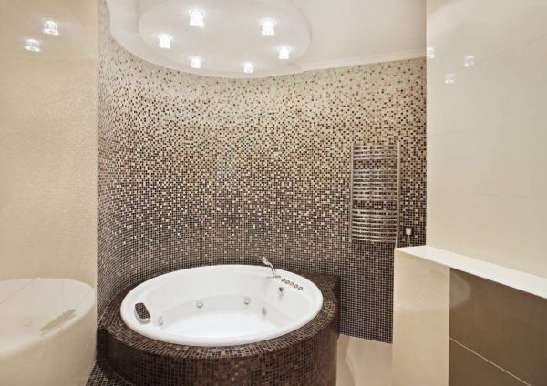 мозаика в интерьере ванной комнаты с туалетом