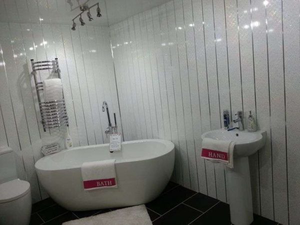 интерьер ванной с пластиковыми панелями