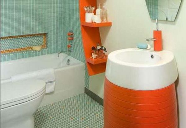 интерьер оранжевой ванной с туалетом