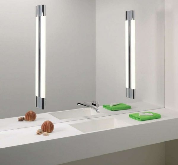 Люминесцентные лампы в ванной с зеркалом