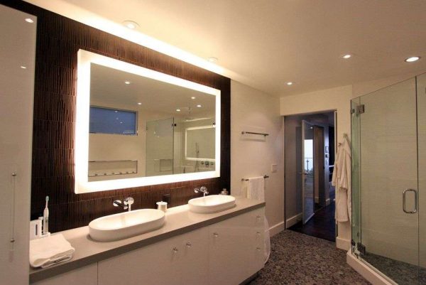 зеркало с подсветкой в интерьере ванной 